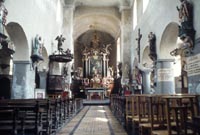 Multiples visages visibles dans l'église en 1974, juste avant les travaux de restauration.