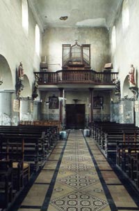 Multiples visages visibles dans l'église en 1974, juste avant les travaux de restauration.