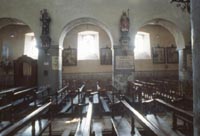 Multiples visages visibles dans l'église en 1974, juste avant les travaux de restauration.