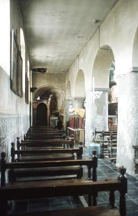 Multiples visages visibles dans l'église en 1974, juste avant les travaux de restauration.