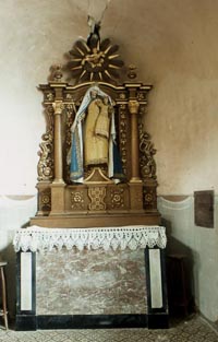 Multiples visages visibles dans l'église en 1974, juste avant les travaux de restauration.