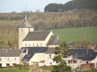 L’église domine allègrement les habitations bâties autour d’elle.