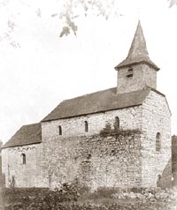 Lieu-dit Rare photographie de l'glise disparue de Vieuxville prise avant 1893, date de sa dmolition partielle. Sur le mur gouttereau de la nef, on distingue les trois arcades en plein cintre qui reliaient anciennement la grande nef aux bas-cts. (Coll. Emile Simon)