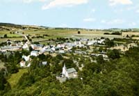 Vue aérienne du village de Warre avec, en avant-plan, la chapelle dédiée au Sacré-Cœur.