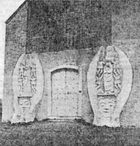 Ancienne façade de la chapelle (sans tour) avec ses bas-reliefs en ciment (à g. le Couronnement de la Vierge et à dr. la Pentecôte).