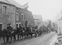 Troupes anglaises traversant Tohogne en 1918  lissue de la guerre.