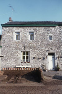 L’ancienne maison pastorale, dite « la cure », fut bâtie du temps du curé Guillaume Duchesne vers 1675. Ici, en 1975, elle était toujours à usage de ferme.