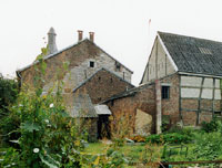 De nouveau, le pignon « est » de la cure et ses anciens bâtiments fermiers. Le potager de la maison pastorale était sans doute situé derrière le bâtiment, côté sud.