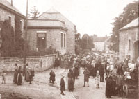 Tohogne fête dignement le retour de ses déportés le 7 juillet 1917. Cette photo a été réalisée par Joseph Collin devant le Patronage.