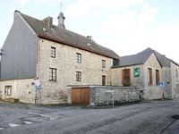 Le presbytère (façade arrière) et son local paroissial attenant. 