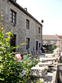 Le trottoir du presbytère est en cours de rénovation (mai 2007). 