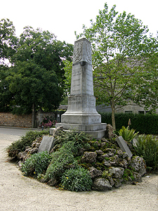 Le monument aux morts à Erezée