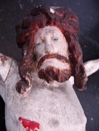 Christ - Bois polychrome (surpeint) - 40 cm - Atelier du Maître de Waha (ou de Lesve), vers 1530-40 - Naguère placé au sommet du retable latéral nord, il proviendrait du compartiment central d’un antique retable de la Passion où était présentée la scène du Calvaire (à Tohogne même, qui sait?).  Les surpeints ne sont pas très heureux, néanmoins la qualité de l’œuvre ne fait aucun doute. - Les traits crispés du visage, le regard mélancolique et la moue de la bouche exprimant la souffrance achèvent de lui conférer une expression pathétique.