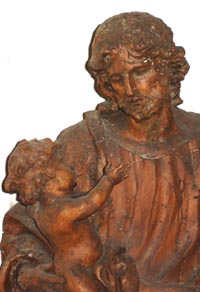 Saint Joseph à l’enfant - Tilleul décapé, 75 cm - Ecole liégeoise, 1720-40 - La sculpture se rattache, certes, au baroque liégeois mais dans sa phase d’apaisement. - Ici, saint Joseph paraît songeur. Avec une tendresse infinie, il regarde l’Enfant-Jésus dont il semble deviner le poignant destin. L’attitude du divin enfant est toute de sagesse et de fidélité.