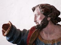 Saint Pierre, apôtre - Bois, restes de polychromie, 73,5 cm - Ecole liégeoise, milieu du XVIIIe siècle - Il avait un frère nommé André. Un jour, le Fils de Dieu sur les bords de la mer de Galilée dit à Pierre et à André qui jetaient leurs filets : «Venez à ma suite et je vous ferai pêcheurs d’hommes». Aussitôt, il le suivirent. Il sera toujours mis au premier rang par le Sauveur. Dans les évangiles, saint Pierre est décrit avec une foi vive, une humilité profonde, une obéissance aveugle et une ardente charité. C’est un peu tout cela qui transparaît dans son visage.