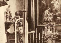 « La Charité de saint Martin » trônant sur son socle à l’entrée du chœur (coin supérieur droit du détail d’une ancienne carte postale – années ’20). 