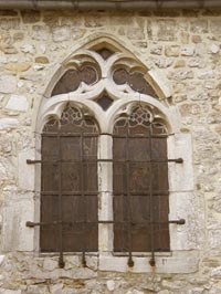 Cinquième fenêtre du bas-côté nord de style gothique flamboyant. Elle fut peut-être construite suite aux dégâts occasionnés à l’église lors de la bataille de Tohogne en 1490.