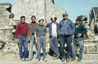 Des ouvriers de l’entreprise Foulon photographiés devant l’église en 1975. 
