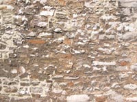 Les murs sont formés de moellons irréguliers de calcaire, de grès et de « pierres d’avoine ». Il subsiste quelques traces de crépi. 