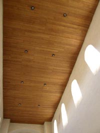 Le plafond plat planchéié en chêne et emplacements des fenêtres hautes.