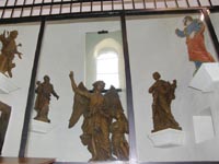 Dans l’absidiole sud, on peut admirer les statues de saint Sébastien, saint Joseph à l’enfant, l’ange gardien, sainte Barbe, saint Pierre apôtre, un ostensoir-soleil, une tête d'ange et un Christ. (Pour plus de détails, voir au chapitre « pêle-mêle » la rubrique « la statuaire ».)