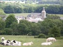 L'église vue des alentours. (Photos contemporaines.)