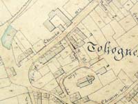 Plan du centre du village de Tohogne en 1842. En haut, au milieu, l’ancienne ferme seigneuriale. L’aile gauche est plus courte qu’à présent et un bâtiment (à présent disparu) est représenté au milieu de l’entrée de la cour. (Atlas des communications vicinales)