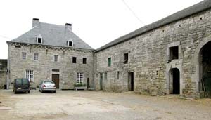  Le corps de logis de la ferme-château</b><b> et une partie de</b><b>son aile droite (vue actuelle).