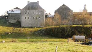 La ferme-château vue de l’arrière (à proximité de « La Fontaine »)