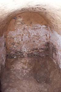 Chambre funéraire voûtée en plein cintre. A droite, emplacement où fut retrouvé le cercueil d’un enfant lors des fouilles de 1975.