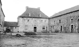 Ancienne carte postale représentant la ferme-château.