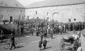 Vente publique de matriel agricole  la ferme Wathy, vers 1918, orchestre par Me Philippart de Durbuy.