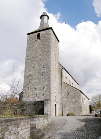 La solide tour carrée de l’église Saint-Martin couronnée de sa haute flèche octogonale surmontée d’une croix.