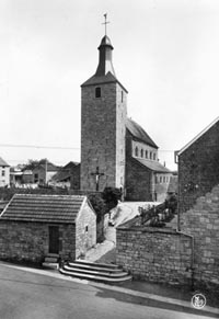 L'église de Tohogne dans son proche environnement (vue sur la tour). - Carte postale Nels, début des années '70.