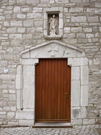 Le portail est composé de trois monolithes en calcaire bleu de Meuse.